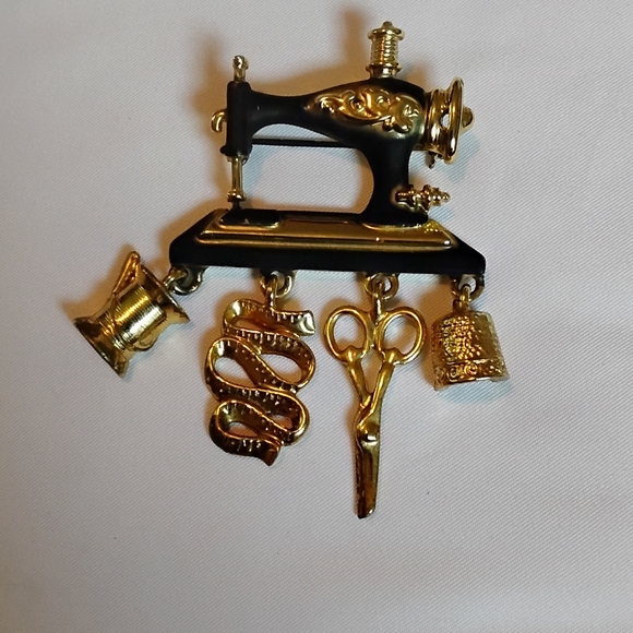 AJC Gold and Black Sewing Machine Charm Brooch - Picture 1 of 15
